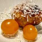 鳥田中 - 金柑とつくねにはパルミジャーノが振りかけてあります　いい感じに溶けたところをパクリ！