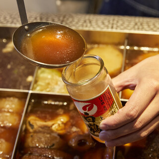 風味豊かな出汁割りをお酒カップで。おでん屋ならではの味わいを