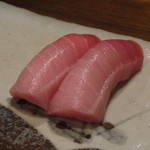 礎 - 中トロ　　脂が酢飯と合わさると優しく雪のように溶けて広がる　見た目の美しく、包丁ですっと切られた繊細な切り口が舌に違和感なくのる