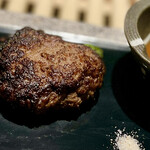 肉割烹 NIKUZO 藤起 - メインのハンバーグは、赤身の味わいが濃いタイプだが、ちょっとボリュームが足りないかな（女性には十分だと思うが）