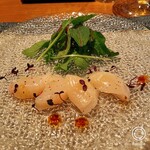 Minohodoshirazu - ホタテのカルパッチョ。燻製オリーブオイル、燻製醤油で良い香り。