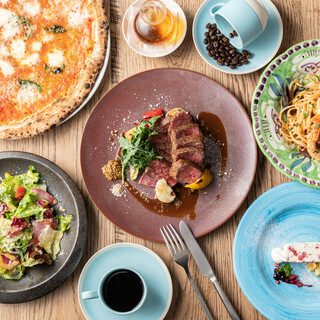 薪窯で焼き上げた新鮮な野菜やピザ、なにわ黒牛のローストが人気