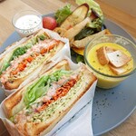 HARIS COURT - サンドイッチプレート(サーモンと水菜の梅クリームサンド)(1,280円)