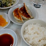 大龍軒 - Aセット(餃子3個、サラダ、お新香、小ライス)(税込320円)