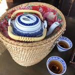 香港茶廊 - プーアール茶がカゴで提供されます。たっぷりだけどずっと温かいままいただけます。