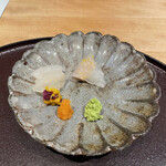 馳走 啐啄一十  - 刺身達　左から虎魚、皮剥ぎ肝が中に忍ばせて　あしらいは菊の花びら、紅葉おろし、山葵