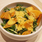 トンテキ食堂8 - ケールと柿のサラダ ヨーグルトドレッシング(300円)