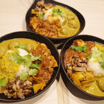 トンテキ食堂8 - 3種のカレー盛合せ(1400円) ポークビンダルー、肉団子のココナッツ、ダール、コーンライス、フライドポーク、パパイヤアチャール