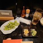 鳥こまち - お通しと枝豆に杏露酒ｗ