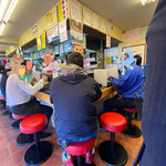 Ippatsu Ramen - 店内写真　ガッツリ食べそうな感じの人達
                        
                        いらっしゃいますね〜！