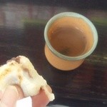 みどりや梅ケ枝餅店 - お茶をサービスでいただきました(^^)