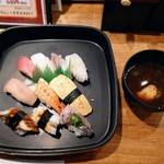 Sushidokorodaimiu - 令和3年12月
サービスランチにぎり10貫 赤出汁付 640円