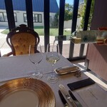 シャトー　ラ・パルム・ドール - そして注いで頂いた。「写真撮られてると緊張しますね！」と切原GMさん談。ついでに録音もしてますけど(笑)