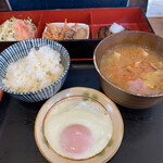 Soba To Katsumeshi Ichibanomarusuke - 朝定食　豚汁と目玉焼き