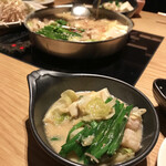 博多もつ鍋おおやま - 濃厚な味噌味のもつ鍋、野菜は一回目のお鍋と
            別盛りでもう一回分あります。お腹パンパン…