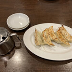 五福飯店 - 自家製焼餃子（左の容器は味噌ダレが入ってます）