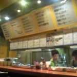 HANAMARU厨房 - カウンター。なぜか目の前には通販のチラシがかけてある……？