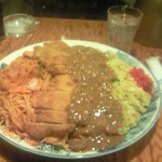 HANAMARU厨房 - トルコライスバカ盛(3人分)1980円。会食用の大皿に載ってて圧倒される！