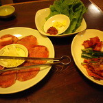 焼肉味園 - 上塩タン920円、キムチ、チシャ菜
