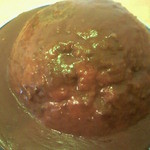 河 - 山盛りカレー(1kg)。600円。食べ残したら200円ペナルティあり