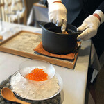 RiVi - 8品目.サービスの男性が秋鮭ご飯を混ぜ