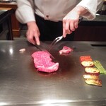 三笠会館 聖せき亭 - 岩手黒毛和牛ロース肉のステーキ（130g）調理中