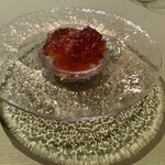 モノリス - ズワイガニのほくじ身、カブのムース、コンソメジュレ、イクラ、ユズ