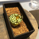 RiVi - 1品目.古代米揚げ ドジョウのコンフィ 卵黄フラン 葱オイル 鉄急須の鴨のコンソメを注ぎ