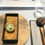 RiVi - 1品目を開けると古代米揚げ ドジョウのコンフィ 卵黄フラン 葱オイル 鉄急須に鴨のコンソメ