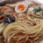 大楽亭 - 麺の表情。