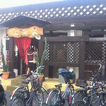 大和家 - 御飯時なので店の前は学生の自転車で一杯