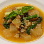 リストランテ アントン - 定番の鶏肉と野菜の田舎風スープ（３１０円）ランチサラダ