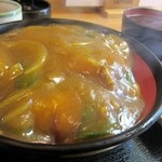 やま天 - カツカレー丼、みそ汁付きで950円