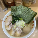 横浜ラーメン 町田家 - チャーシュー麺 中 1080円
            味玉 100円