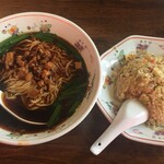 昇龍 - キャーーー！！！
            
            台湾ラーメンとニンニクチャーハンセット ¥800。
            
            日曜なのにランチ有り！
            
            セットでおトクなのにどっちもフルサイズヽ(´o｀
            
            
            台湾ラーメンがまたイイ表情してやがんの^^
            
            