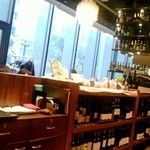 欧風小皿料理 沢村 - にぎやかな店内