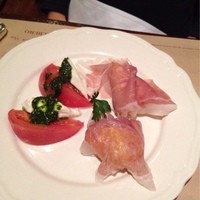 トラットリア・アルベロ - カプレーゼと生ハムの下にピザ生地揚げたやつ。