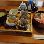 鷹寿司 - ちらし定食（８８０円）