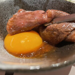 近江牛焼肉 肉の流儀 肉魂 - 黄卵と混ぜ合わせて