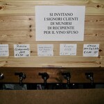 モイベーカリー - シチリア Augustaの酒屋に並ぶ量り売りのワイン