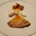 ロオジエ - クレープシュゼット。レミーマルタンのアイスクリーム、栗のシャンティ、バニラのシャンティ、マロングラッセ、金柑のコンポート。ソースはオレンジ。