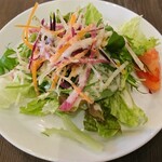 豚のひととき - 先ずは 充実の彩りサラダ！