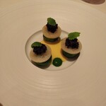 ロオジエ - 一品目。温かいジャガイモフォンダンにホタテスライスとオシェトラキャビア。キャビアの質の良さにも注目。