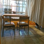 豚のひととき - 昼間は明るい テーブル席