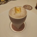 ロオジエ - アミューズ。カボチャのブルーテ。上のアワアワはアールグレイで香り付けしてあります。