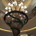 ロオジエ - 吹き抜け部分のフラワーアートはクリスマスツリーのイメージに。
