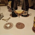 ロオジエ - キャビアに合わせて 日本酒とシャンパンのダブルペアリング。日本酒はドン・ペリニヨンで醸造長をやっていたフランス人が作った酒だとか。