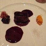 ロオジエ - チョコケーキのよに艶々と輝くソースを纏った蝦夷鹿。激ウマです。
