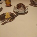 ロオジエ - 自家製焼きたてライ麦パンとボルティエバター。シルバーは基本的にはピュイフォルカで統一。