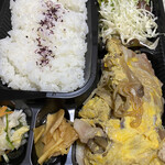 食堂コヨミ - はぎちくポークバラ肉のすき煮玉子とじお弁当